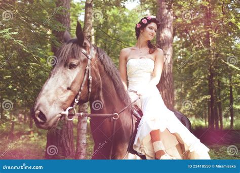 mujer follando con un caballo|mujeres follando con caballo y el animal sele viene adentro